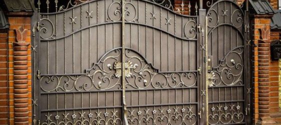 Wrought iron gates: photo